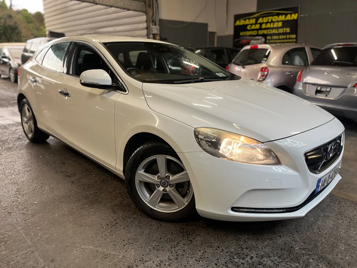 Volvo V40 2014 automatic - Image 1