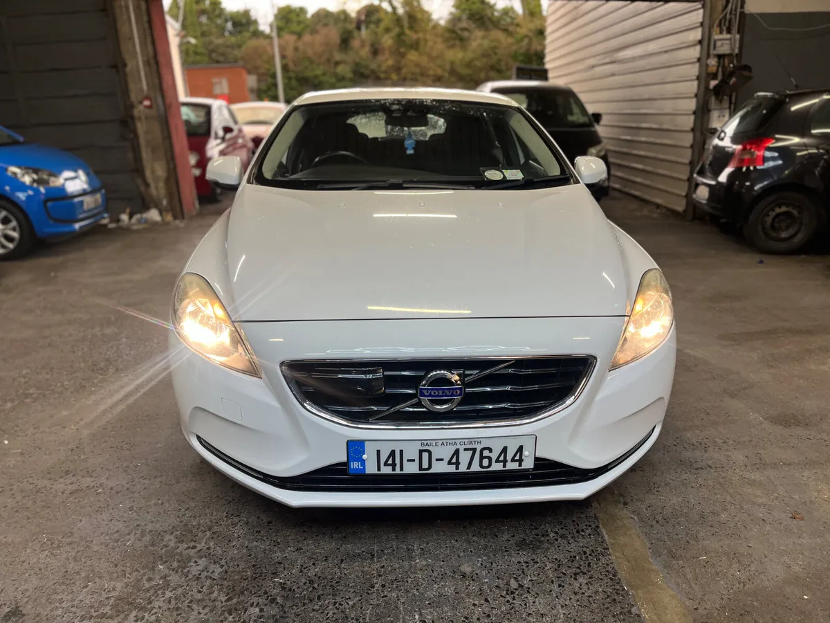 Volvo V40 2014 automatic - Image 3