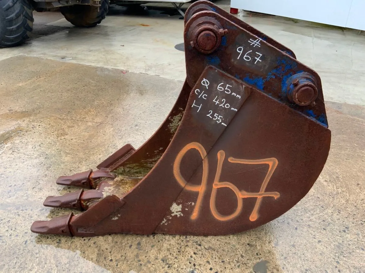18" DIGGING BUCKET....65mm PINS....967. - Image 2
