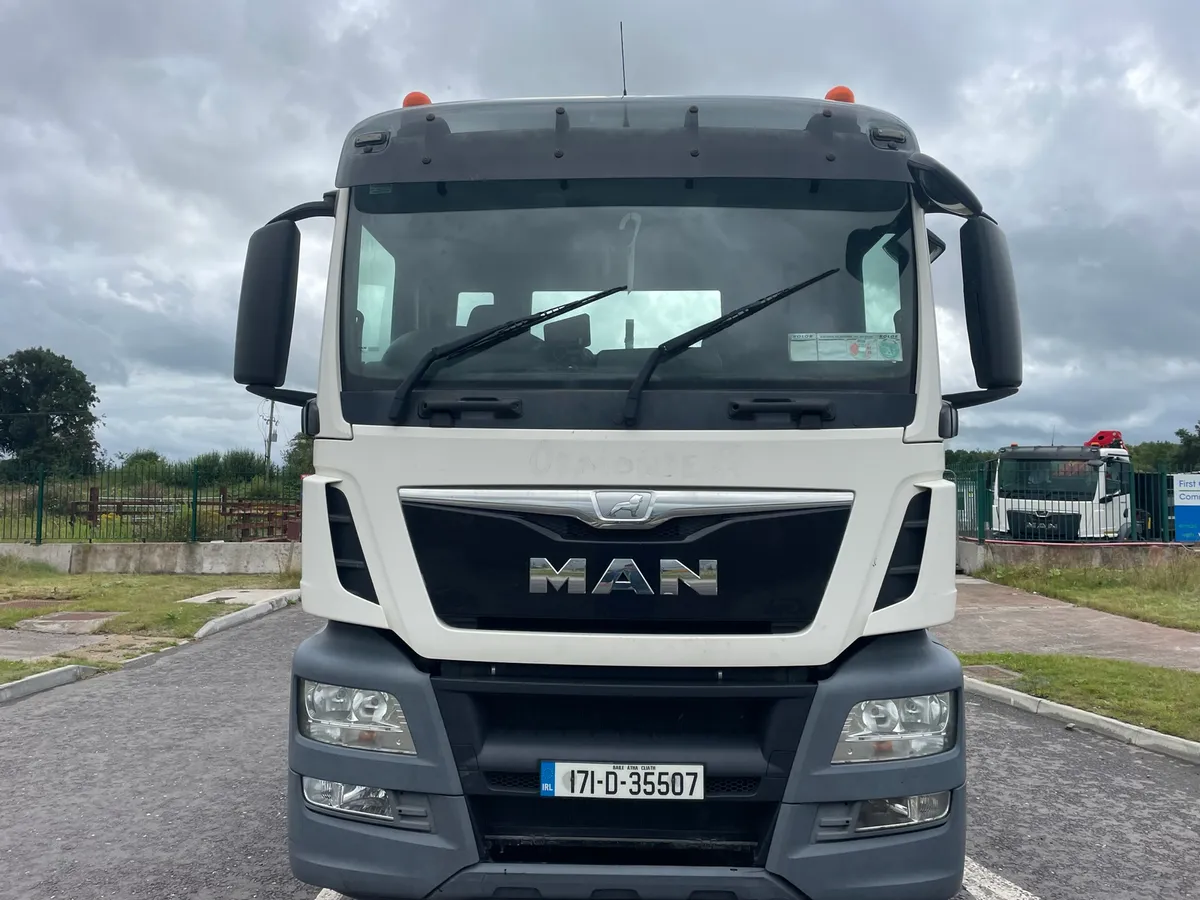 2017 Man Hook - Image 2