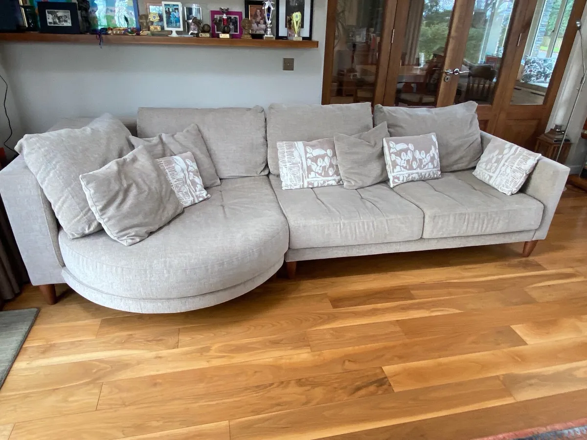 Fama Couch - Image 1