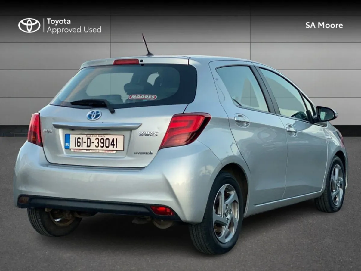 Toyota Yaris Hybrid Luxury - Image 2