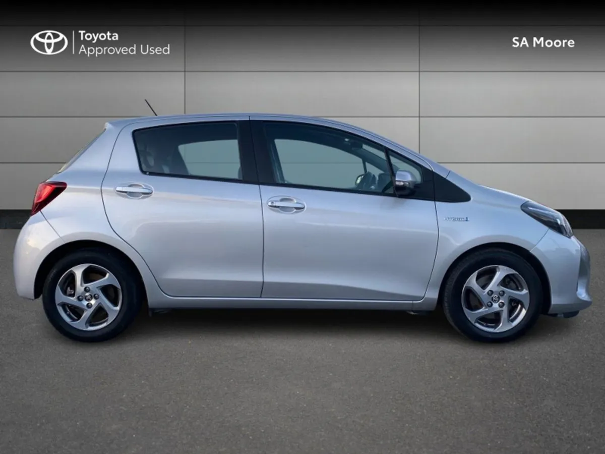 Toyota Yaris Hybrid Luxury - Image 3