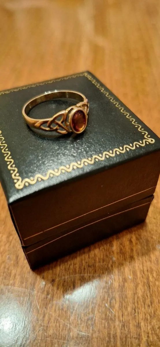 9ct Gold and Garnet Ring - Image 3