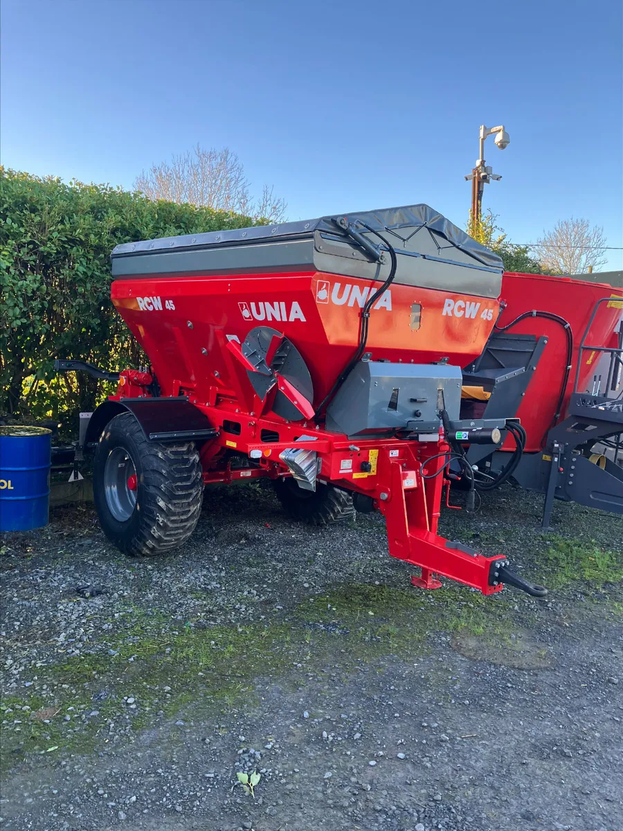 UNIA Trailed 6Ton Spreader - Image 1