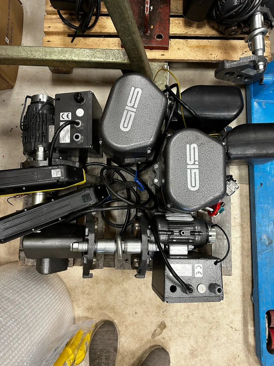 Hoists GIS electric chain hoists x 10 - Image 1
