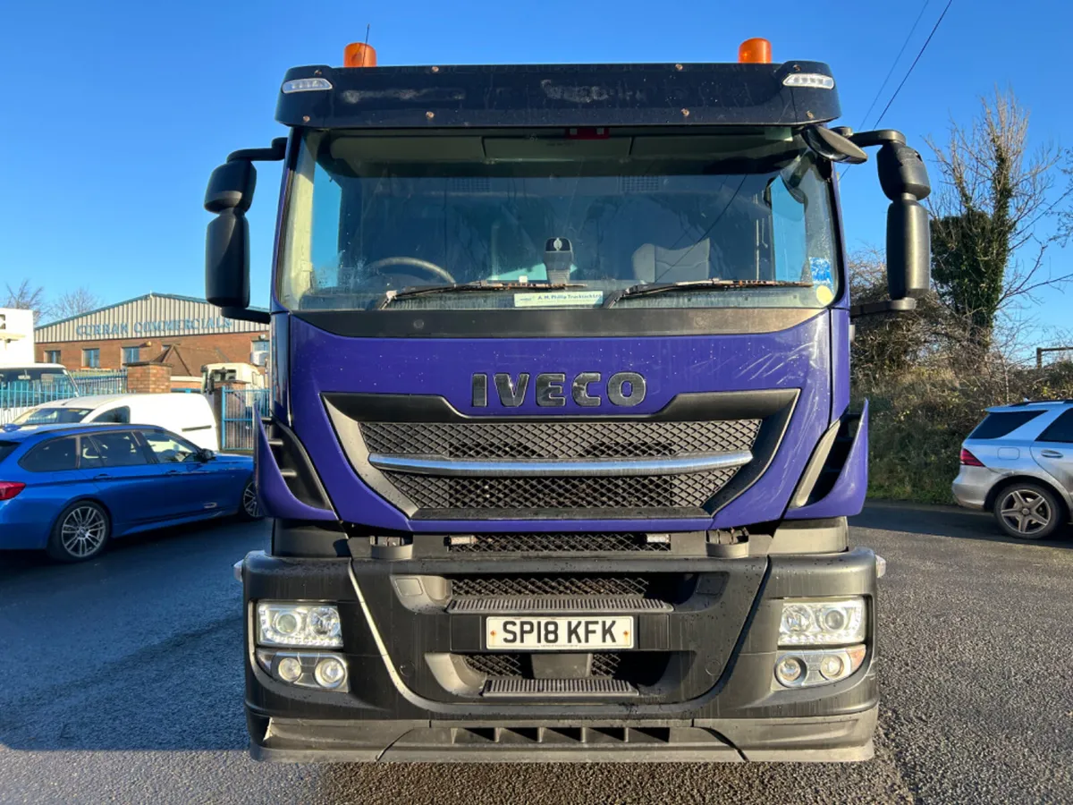 2018 iveco stralis 6x2 flat with 15tm crane - Image 2