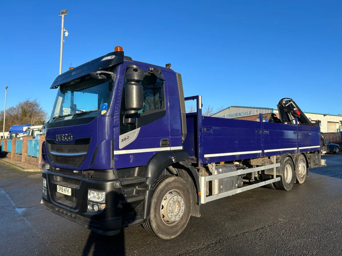 2018 iveco stralis 6x2 flat with 15tm crane - Image 1