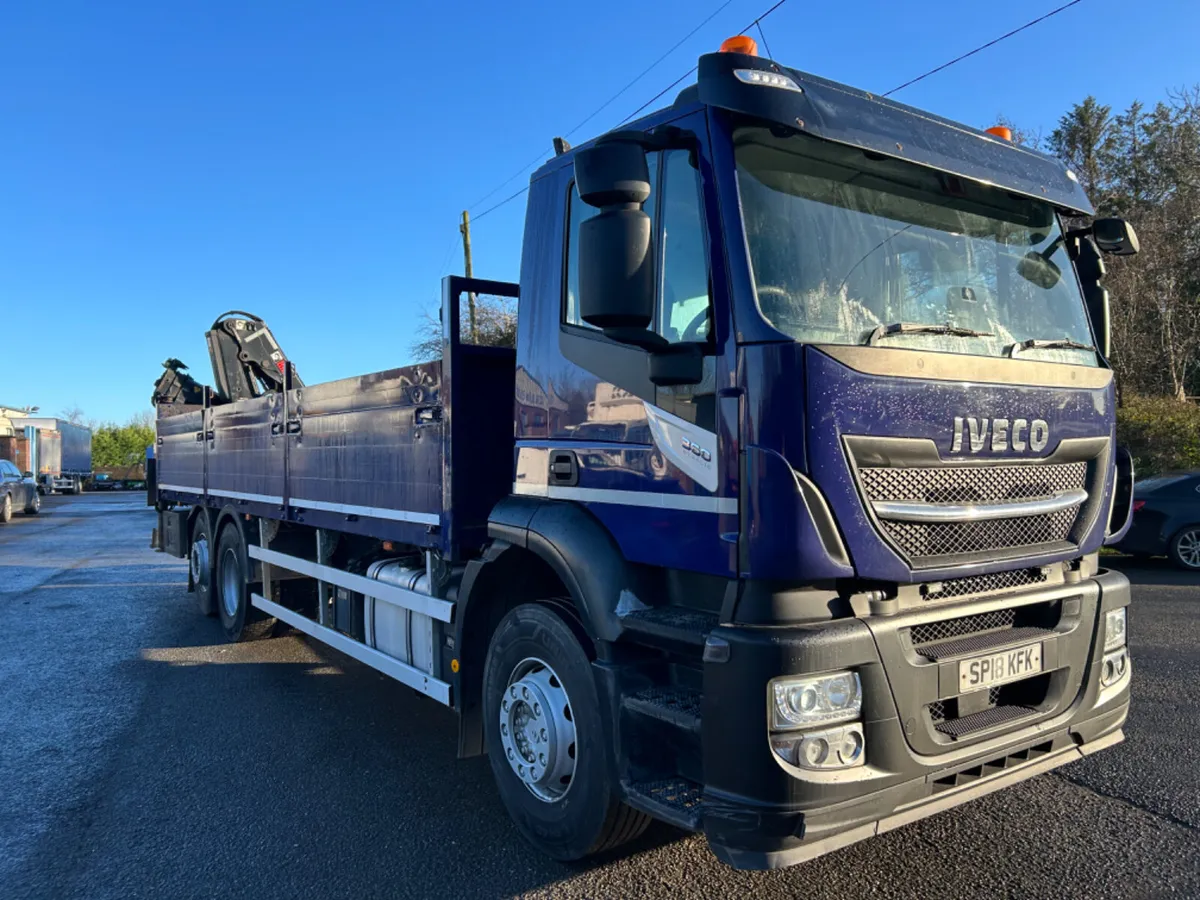 2018 iveco stralis 6x2 flat with 15tm crane - Image 3