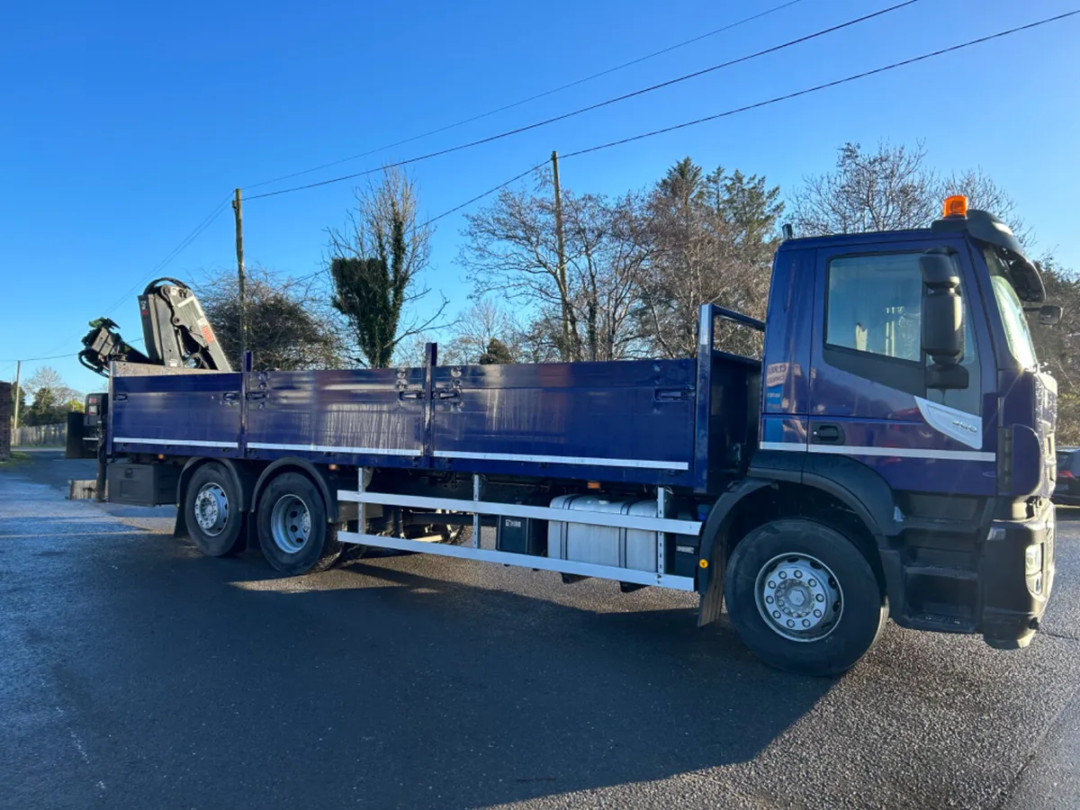 2018 iveco stralis 6x2 flat with 15tm crane - Image 4