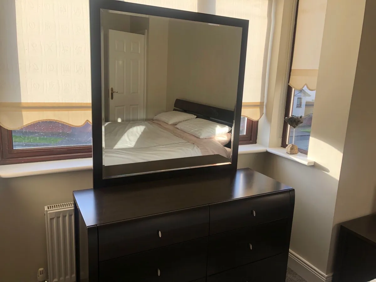 Dressing table with mirror - Image 1