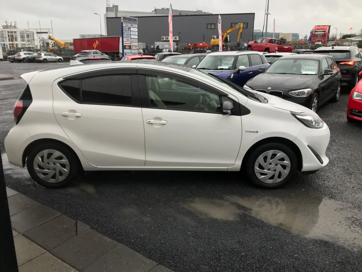2018 TOYOTA AQUA WHITE AUTO - Image 1