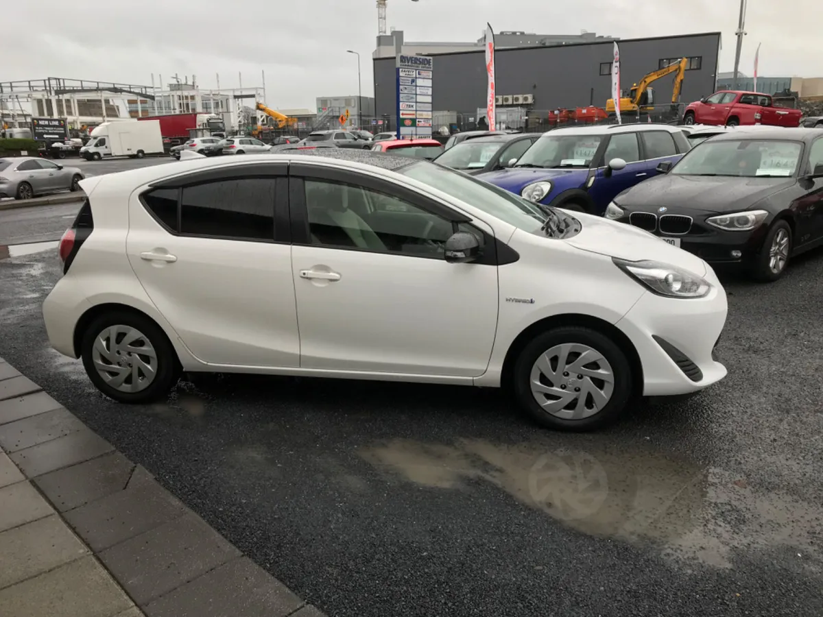 2018 TOYOTA AQUA WHITE AUTO - Image 3