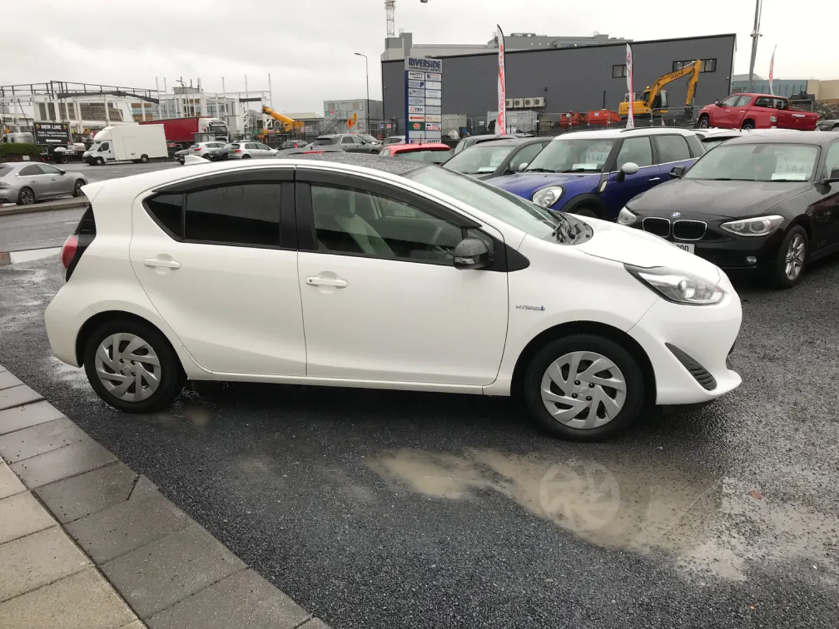 2018 TOYOTA AQUA WHITE AUTO - Image 4