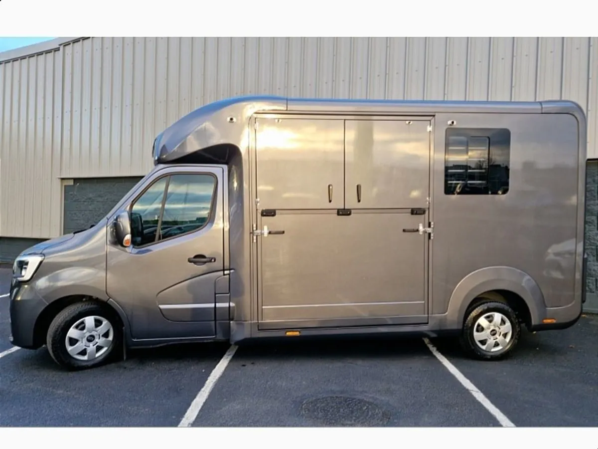 Renault Master STX - Horsebox - Image 3