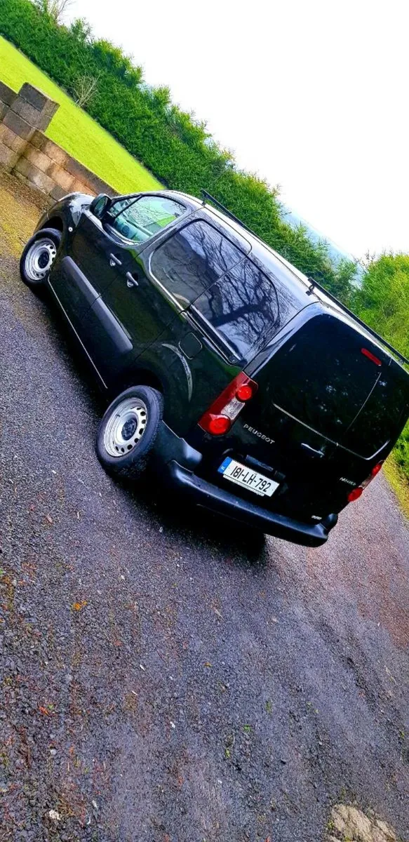 Peugeot partner 1.6, clean,  2018 nice black van - Image 2