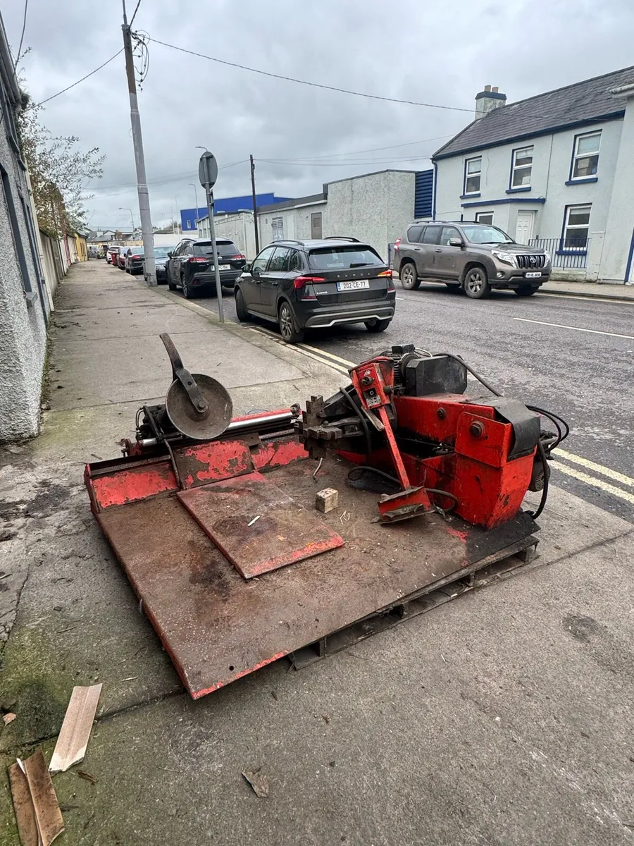 Truck tyre machine - Image 1