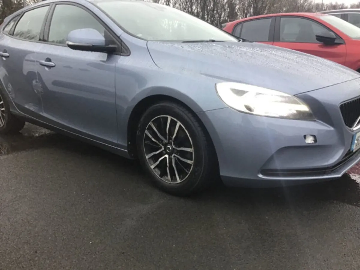 Volvo V40 2.0 D2 Momentum 120BHP 5DR - Image 1