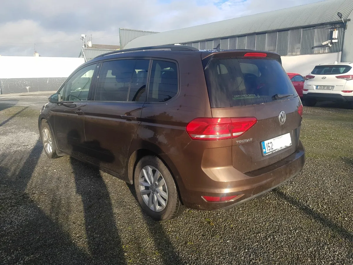 Touran. Panoramic Sunroof, Sat Nav - Image 4