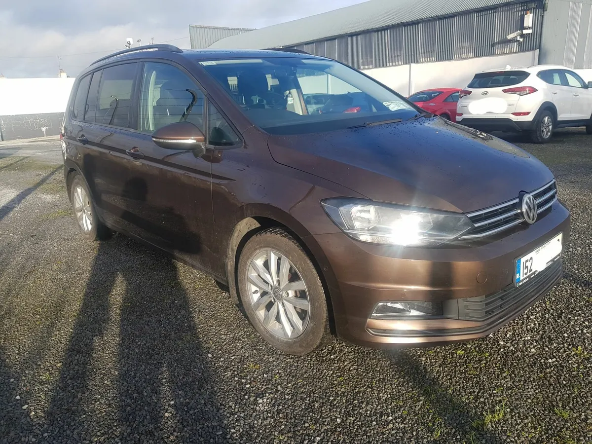 Touran. Panoramic Sunroof, Sat Nav - Image 2
