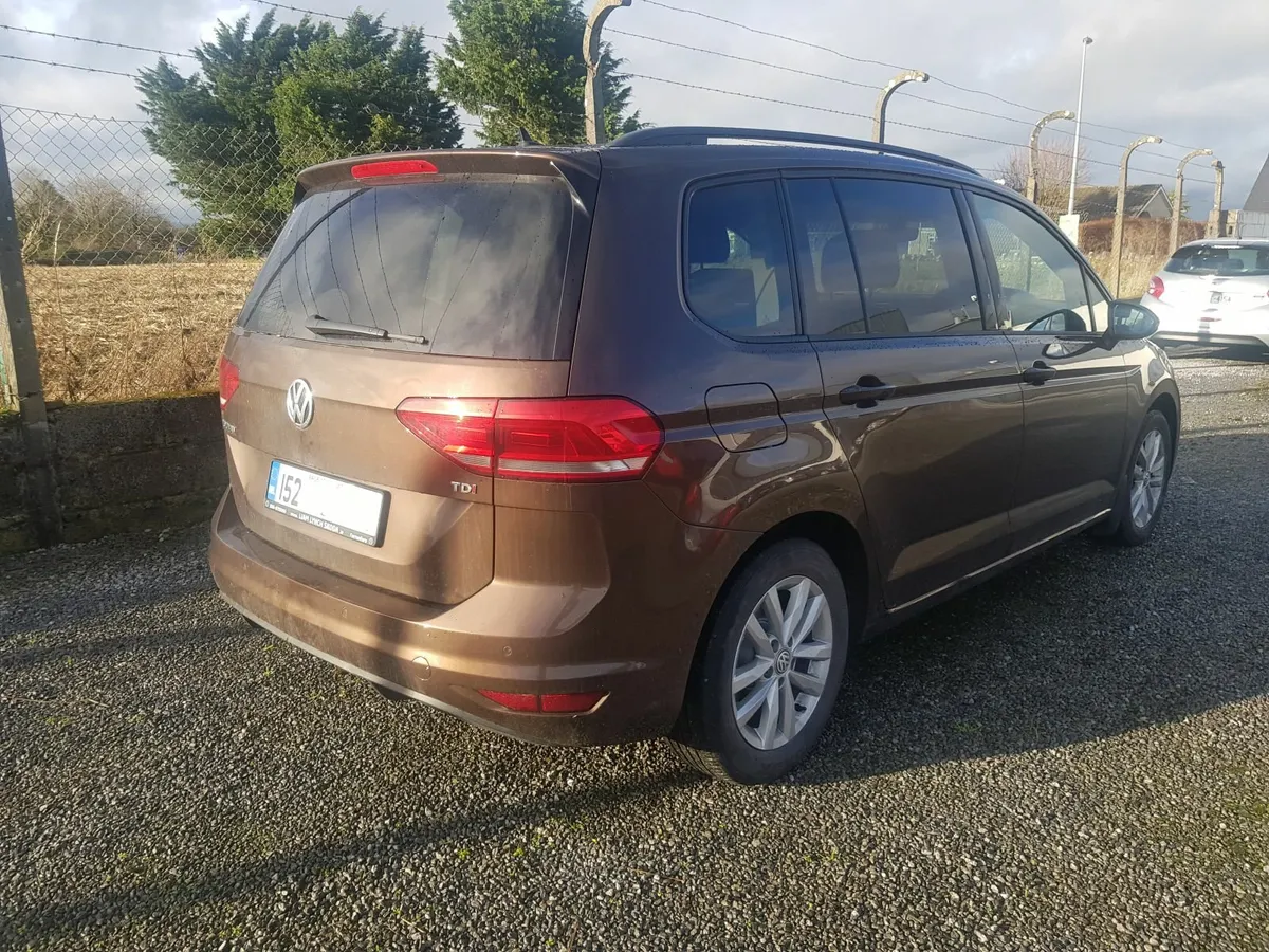 Touran. Panoramic Sunroof, Sat Nav - Image 3