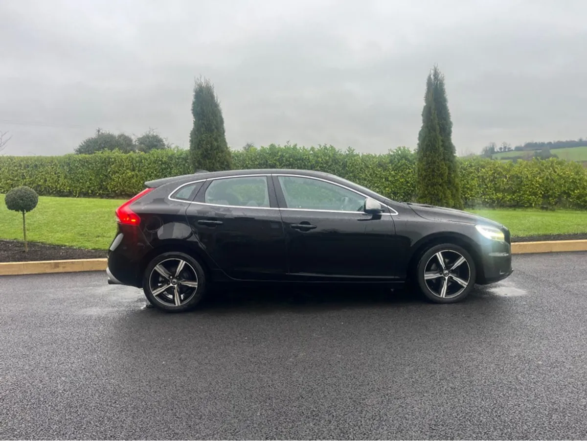 Volvo V40 2.0 D2 R-design NAV 120B 120BHP 5 40 Se - Image 2