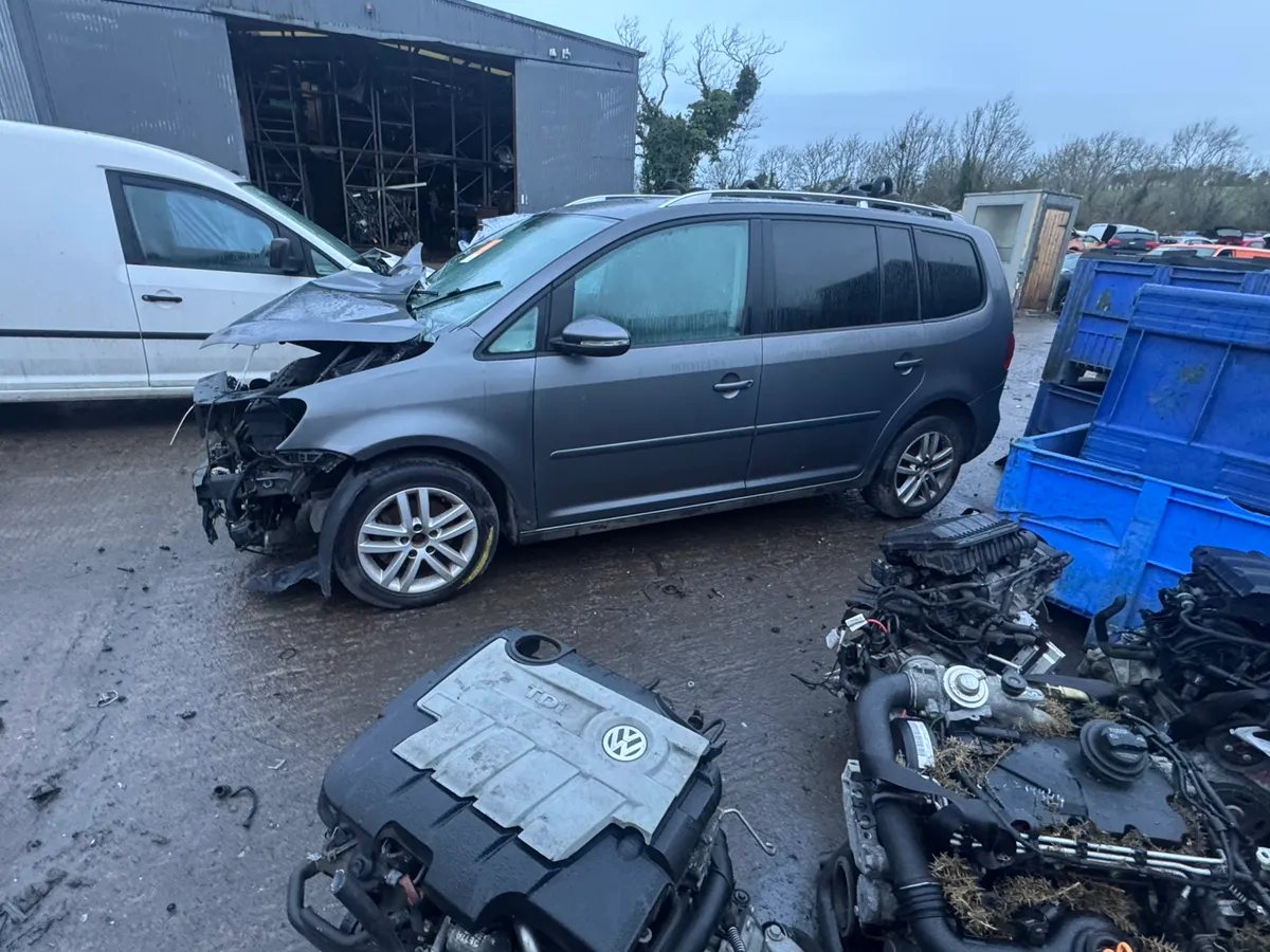 Breaking 2014 Volkswagen Touran 1.6 tdi - Image 1