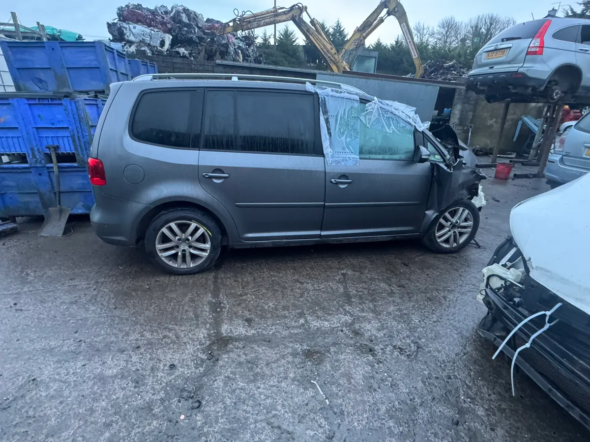 Breaking 2014 Volkswagen Touran 1.6 tdi - Image 2