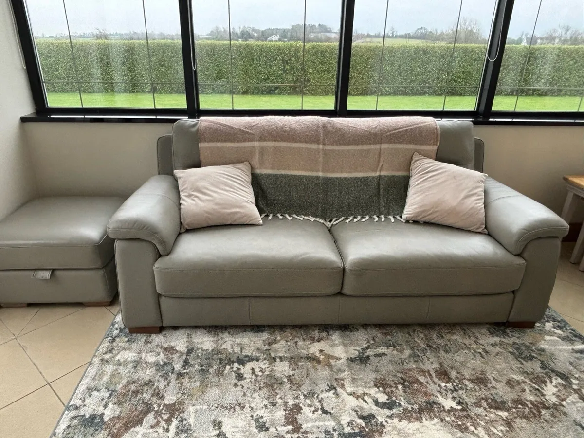 Leather 3 piece suite and footstool - Image 1