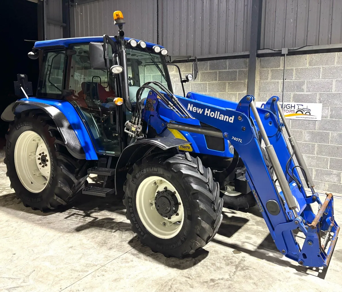 NEW HOLLAND T5070 c/w NH Loader ** Mint** - Image 1