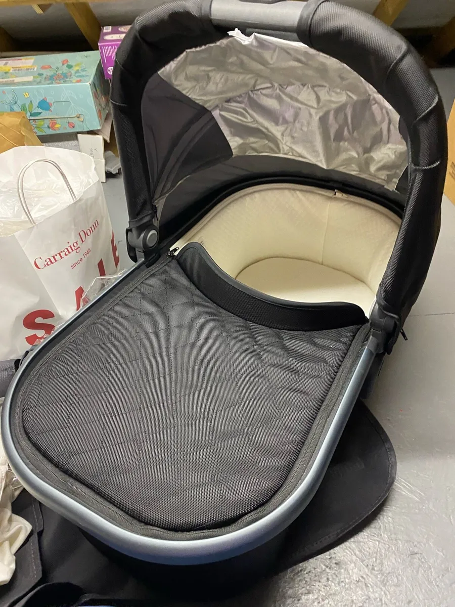 Uppababy Vista Bassinet in black - Image 1