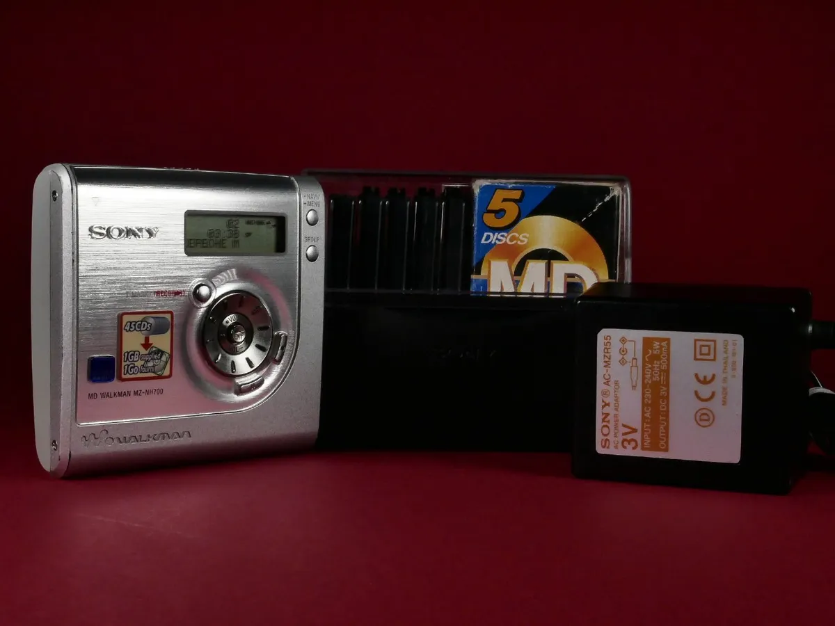 Sony MD Walkman MZ-NH700 mini disc player - Image 1