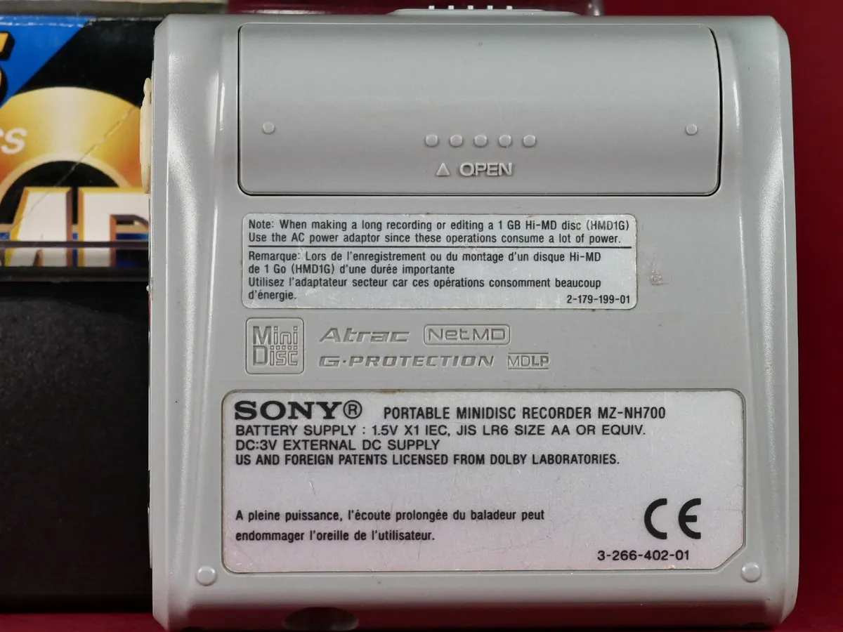 Sony MD Walkman MZ-NH700 mini disc player - Image 4