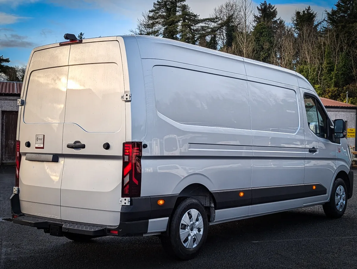 New 2025 Renault Master L2H2 Silver - Image 4