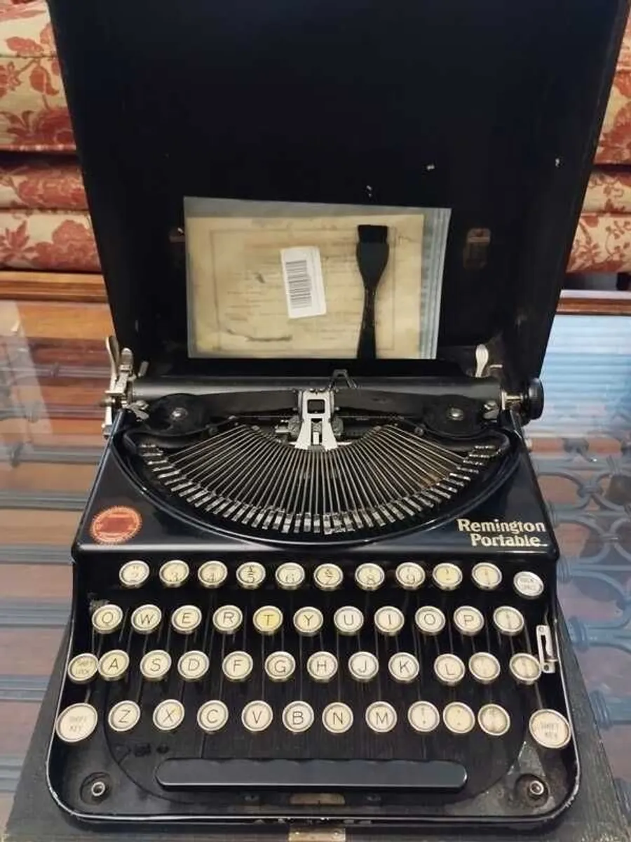 Vintage Remington Portable Typewriter - Image 1