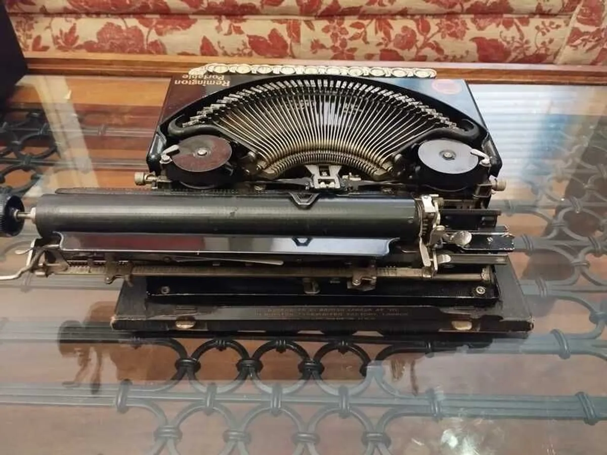 Vintage Remington Portable Typewriter - Image 2