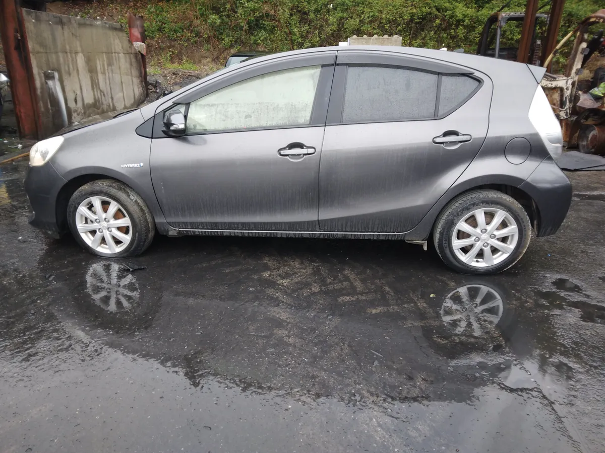 2014 Toyota Aqua Breaking/Dismantling - Image 4