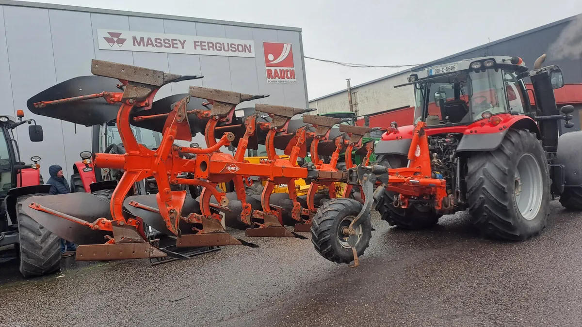 Kuhn VM123 ploughs - Image 1