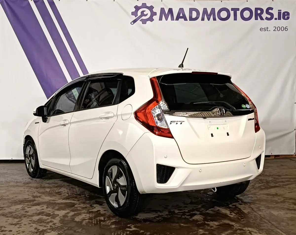 142 Honda Fit GP5 1.5 Petrol Hybrid Auto - Image 4