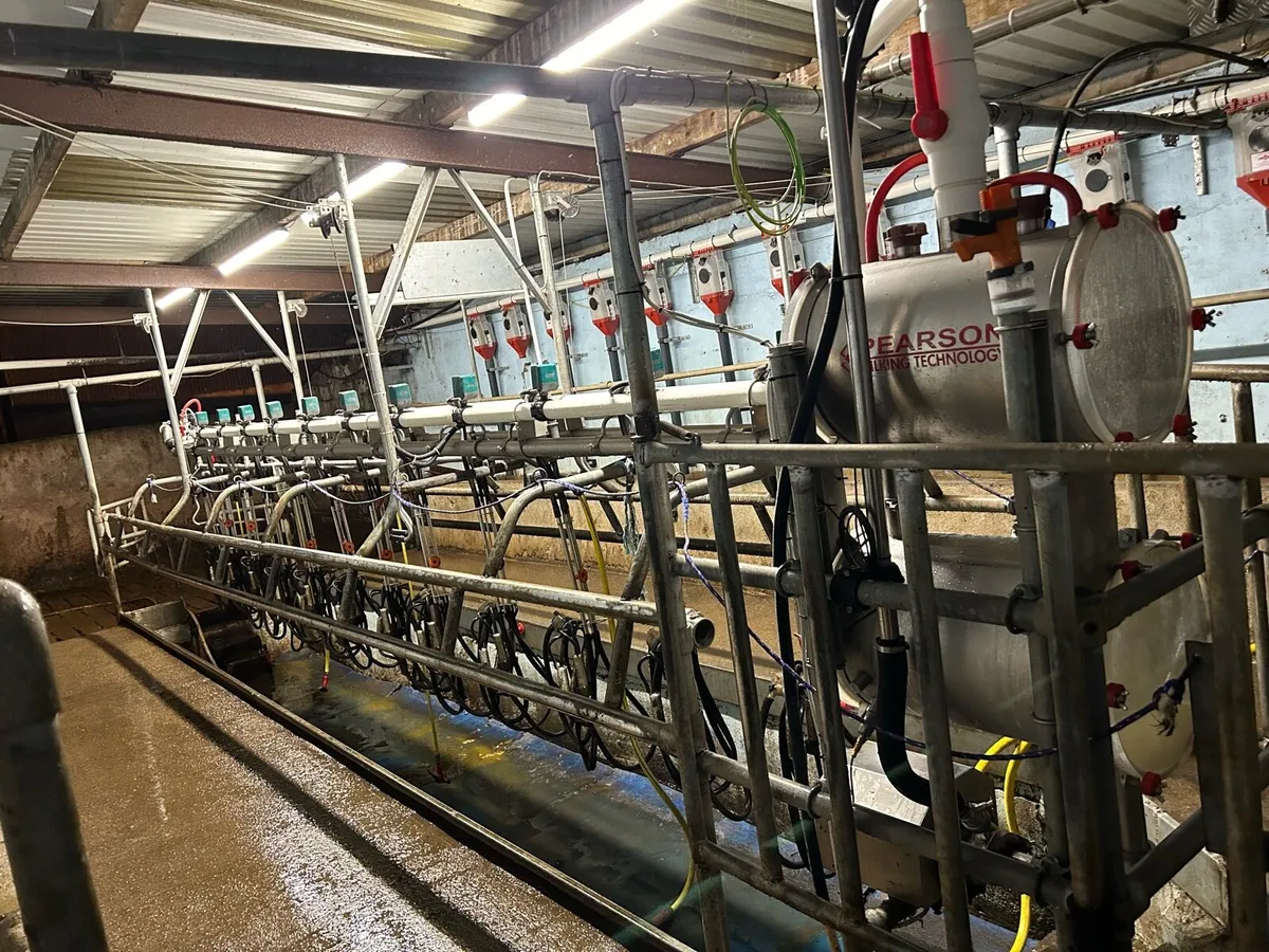 12 Unit Pearson milking parlour & 24 IDS feeders - Image 1