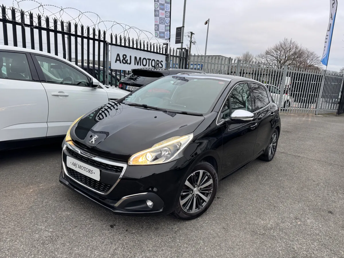 16 PEUGEOT 208 GLASS ROOF AUTOMATIC - Image 1