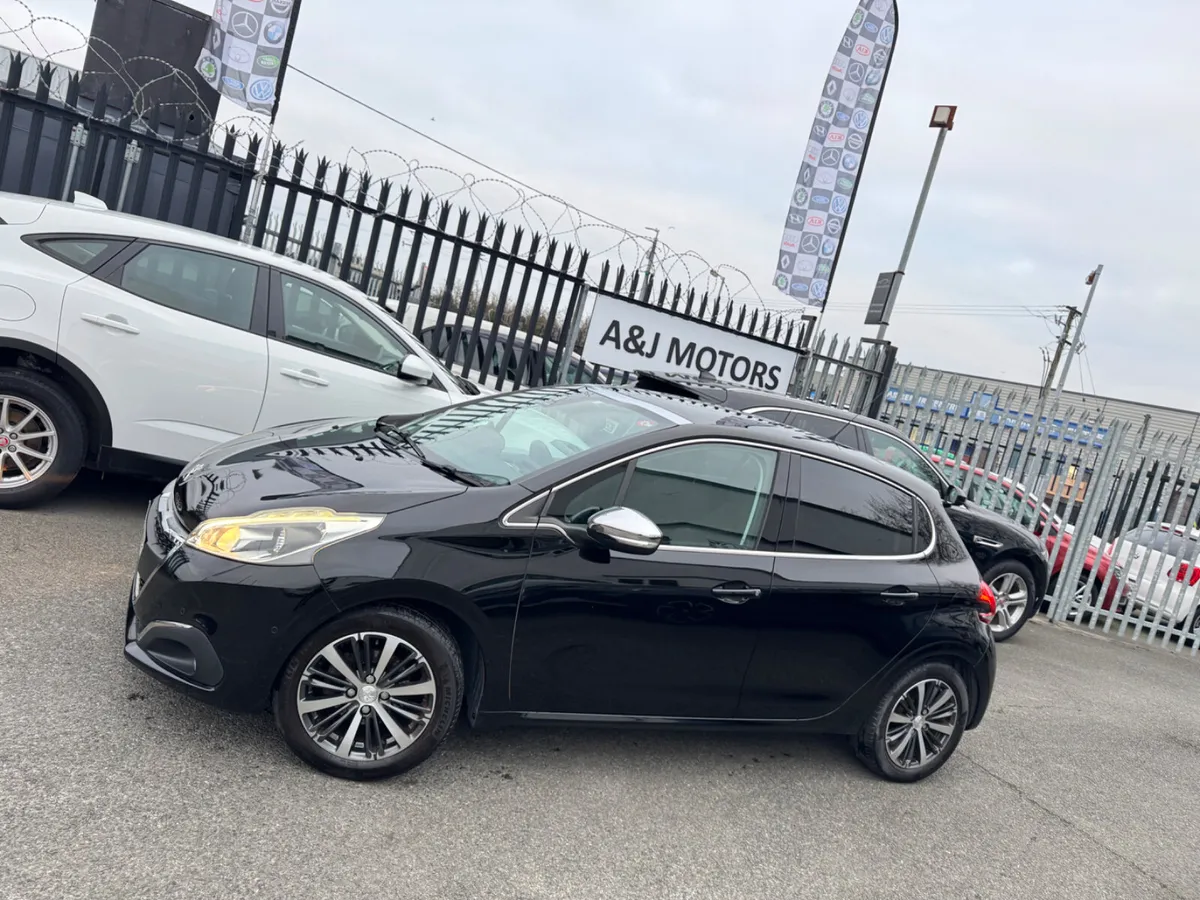 16 PEUGEOT 208 GLASS ROOF AUTOMATIC - Image 2