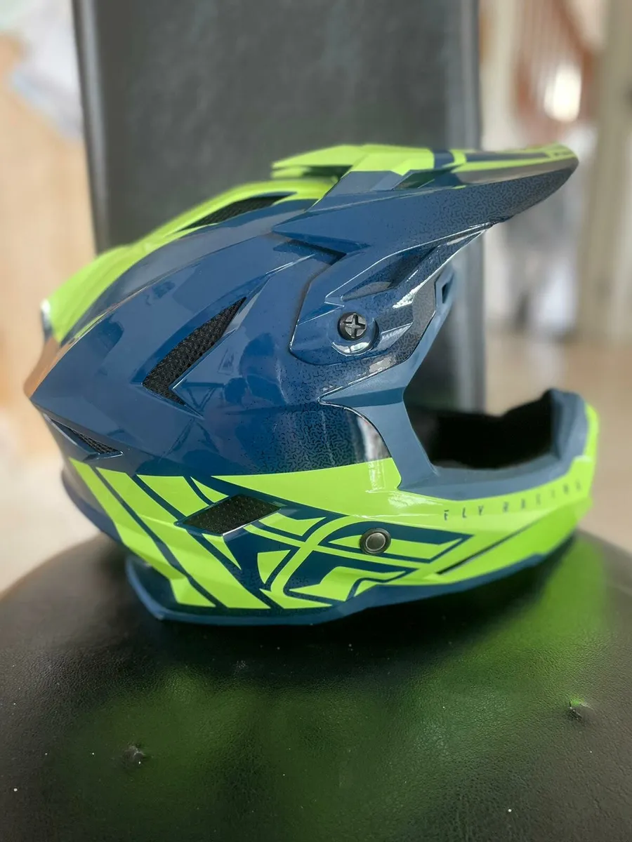 Mountain Biking / BMX gear 9 to 11yrs - Image 3