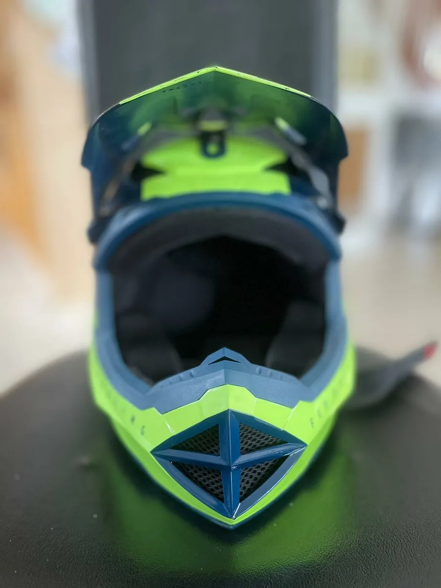 Mountain Biking / BMX gear 9 to 11yrs - Image 1