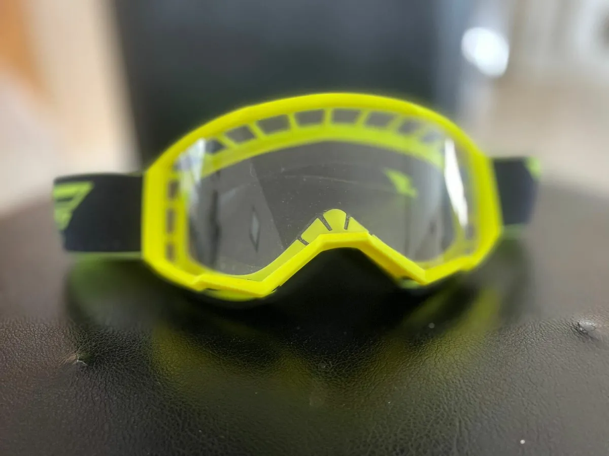 Mountain Biking / BMX gear 9 to 11yrs - Image 4