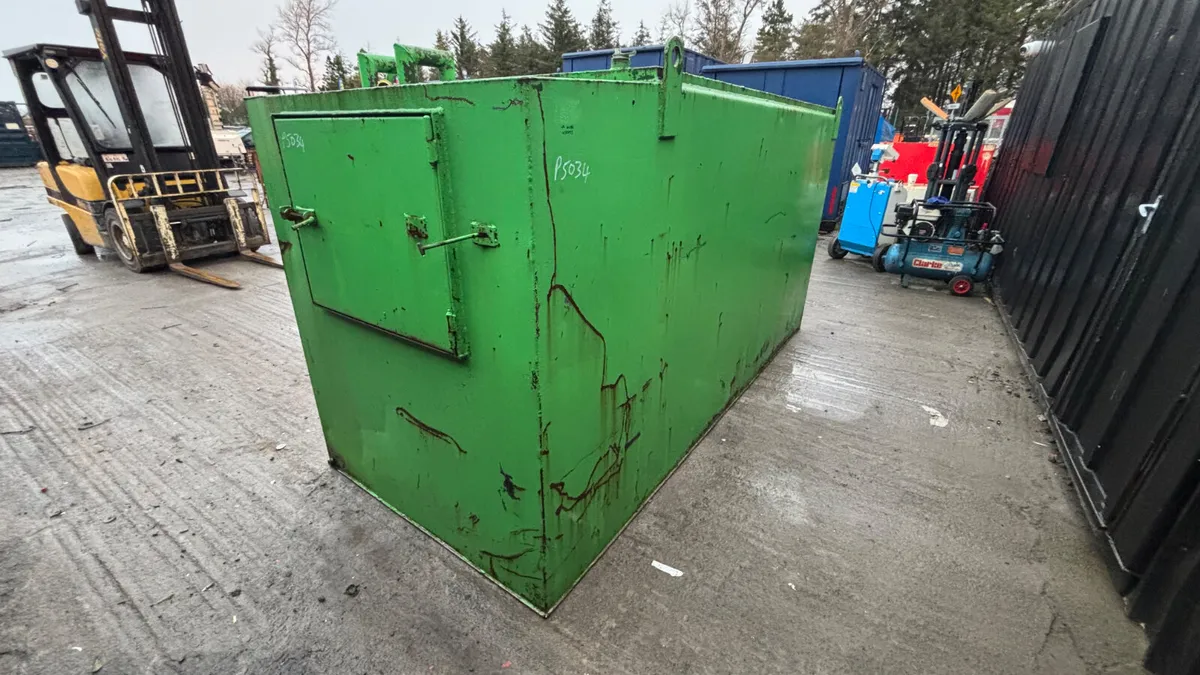 Fuel Bowser with Electric Pump - Image 3