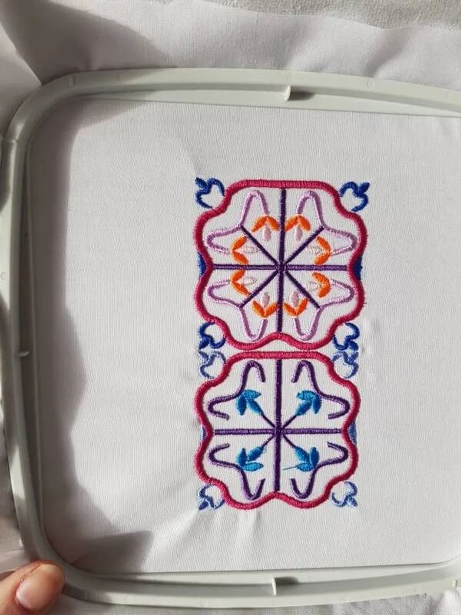Janome mc400e  embroidery machine - Image 4