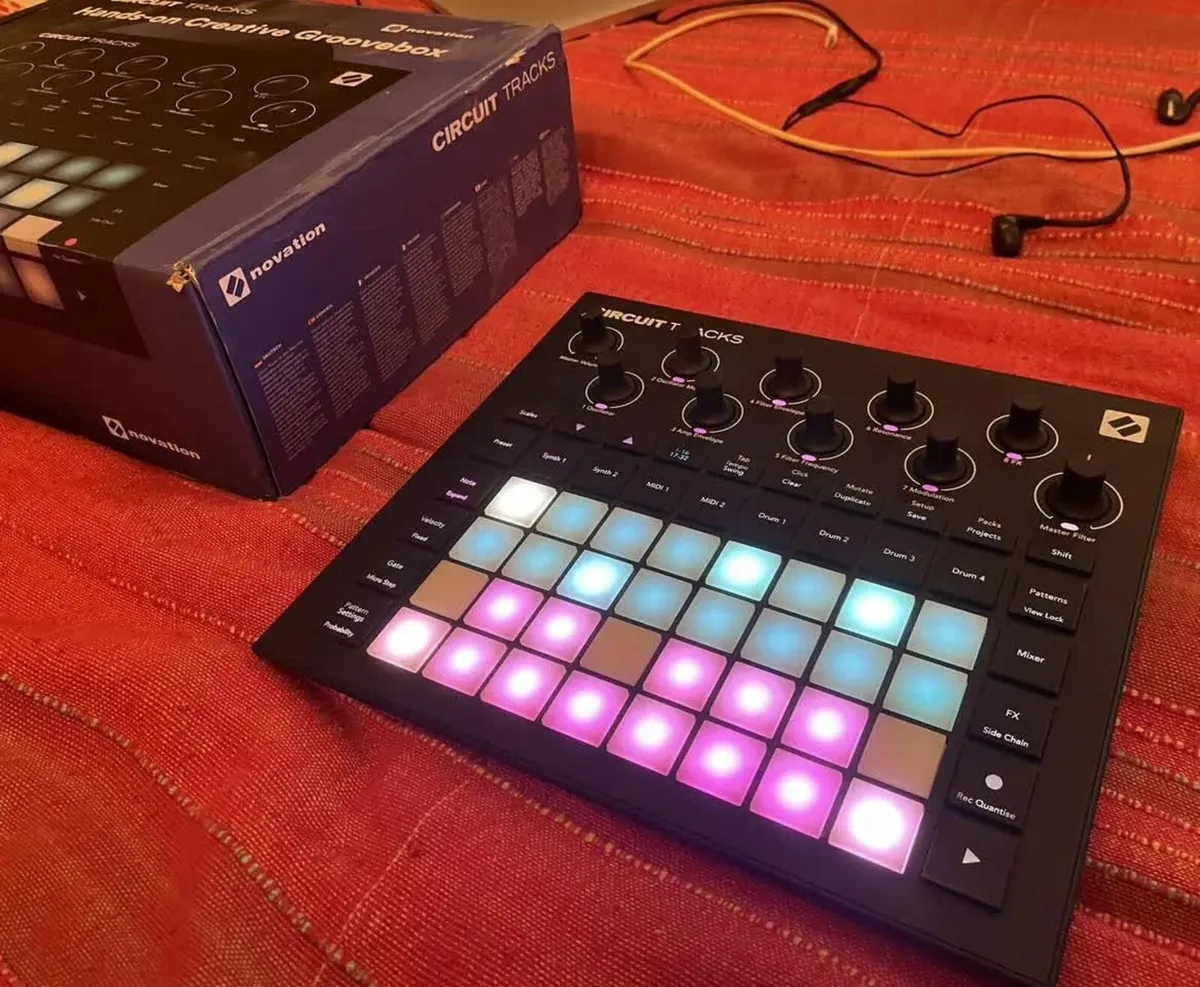 美品 novation CIRCUIT groovebox ケース付き