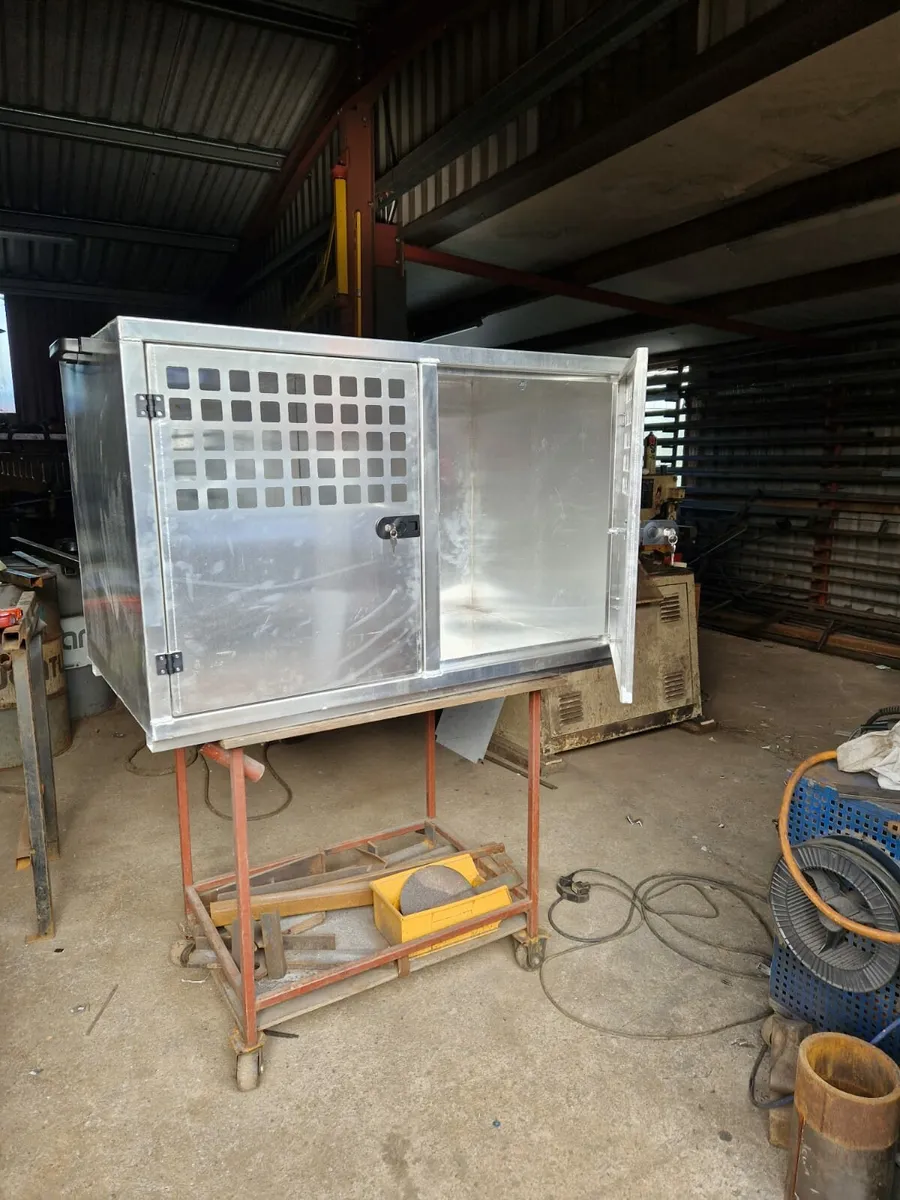 Large aluminium dog transportation box - Image 1