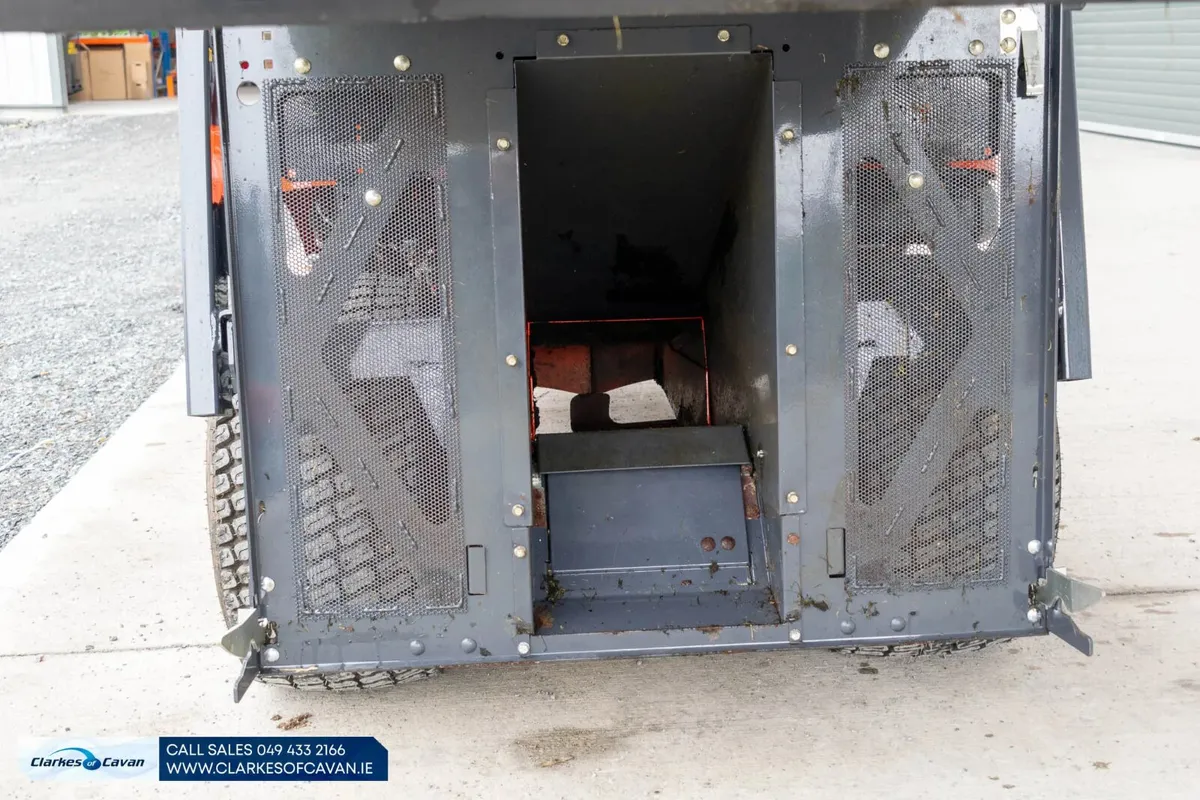 2023 Kubota G261LD Lawnmower - Image 3